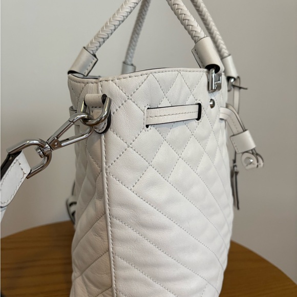Michael Kors Medium Blakely quilted leather bucket bag in white. - Picture 5 of 12